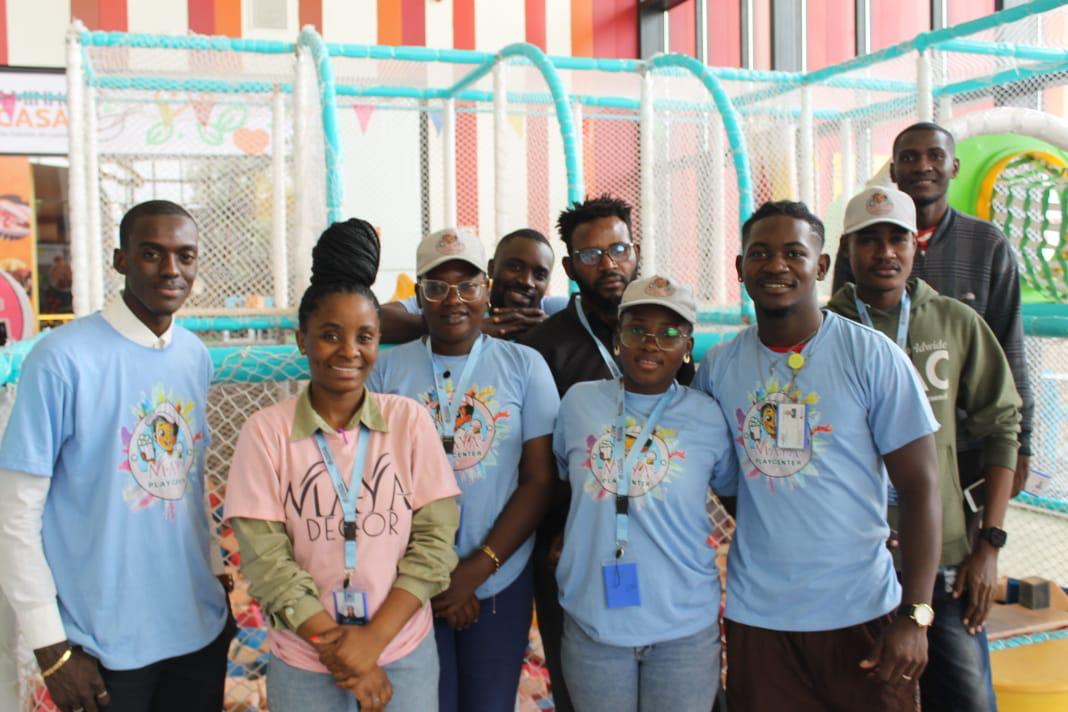 Equipa Maya reunida junto ao parque infantil